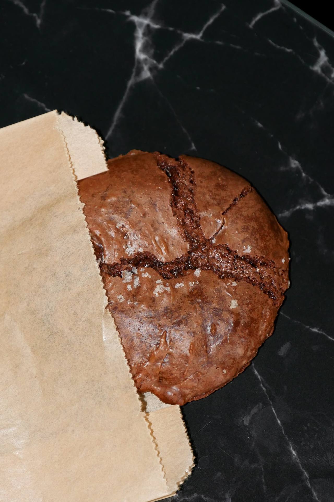 Cookie brownie au chocolat craquelé, parsemé de fleur de sel