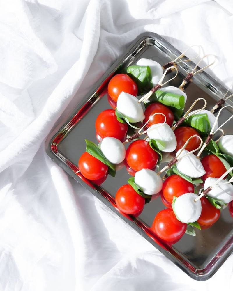 Brochettes de tomates cerises, burrata et basilic