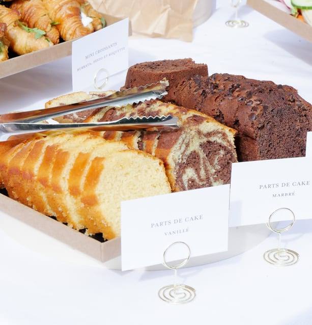 Cakes vanille, marbré et chocolat tranchés sur un buffet