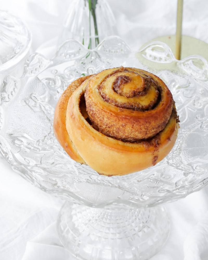 Cinnamon roll sur un présentoir en verre
