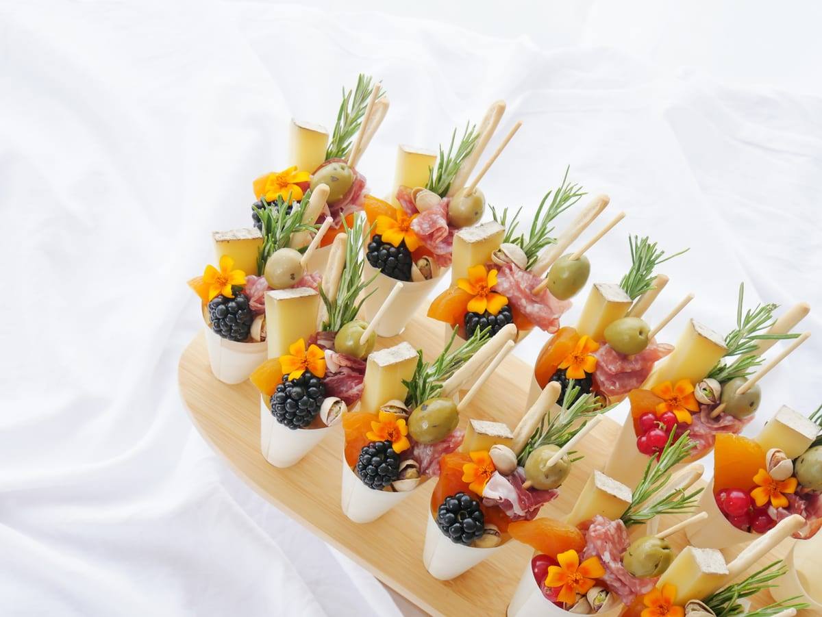 Grazing cones garnis de fromage, fruits et fleurs