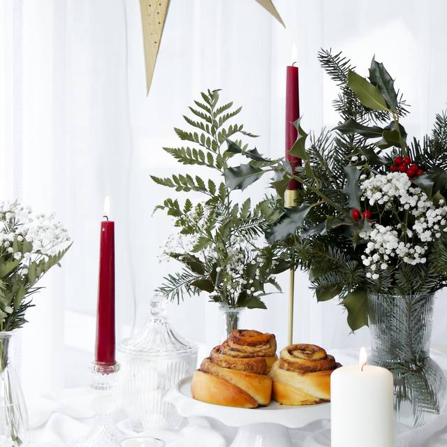 Instagram WAKE UP : Table de fêtes avec cinnamon rolls, bougies et sapin
