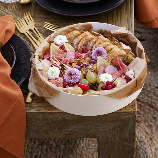 Instagram WAKE UP : Box de grazing : charcuterie, fruits et fleurs comestibles