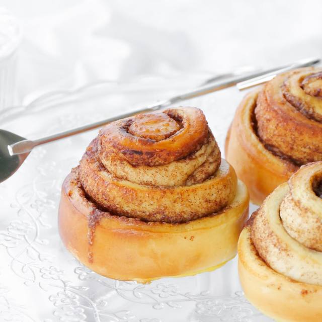 Instagram WAKE UP : Cinnamon rolls sur une assiette en dentelle