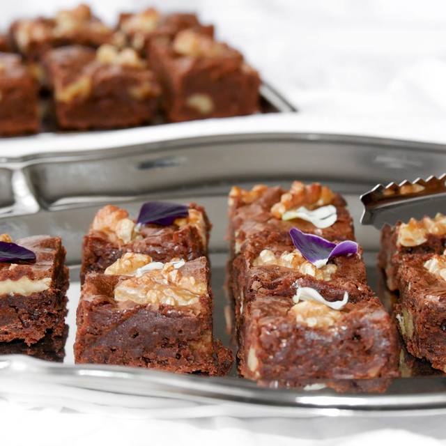Instagram WAKE UP : Brownies aux noix décorés de fleurs comestibles