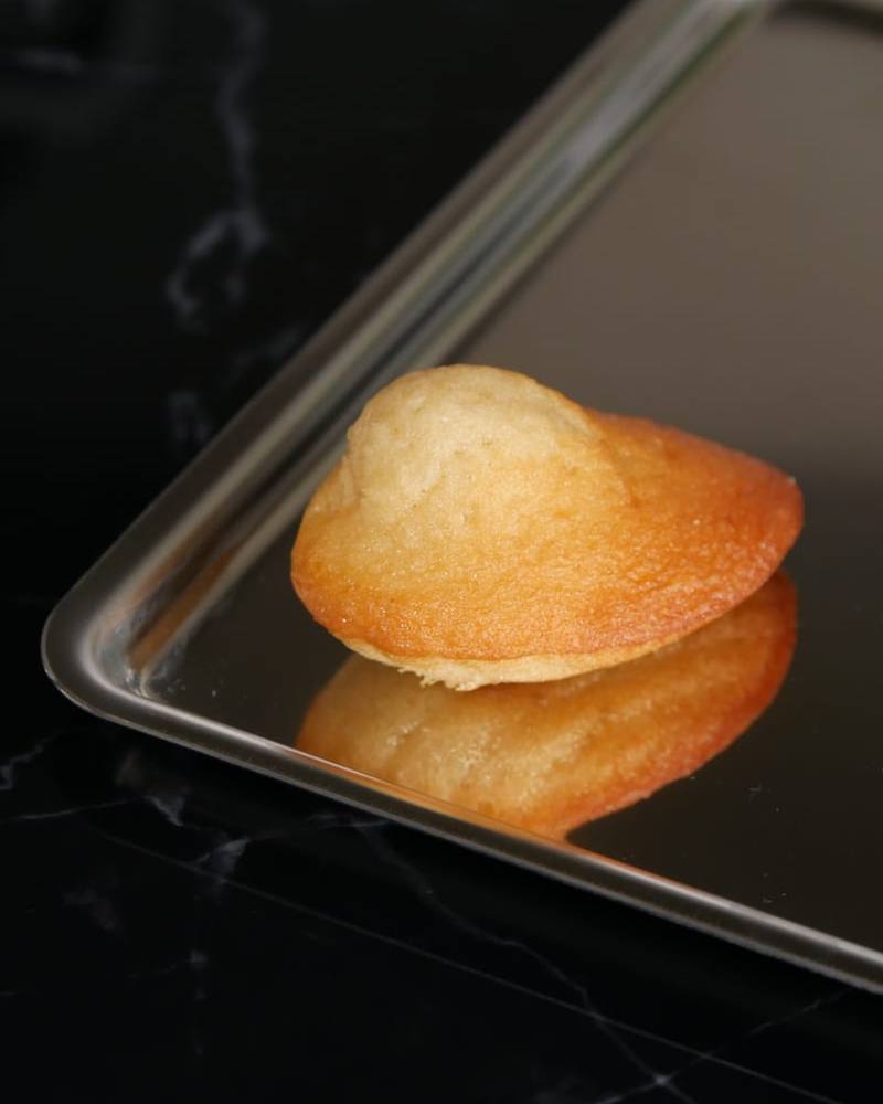 Madeleine dorée sur un plateau en inox