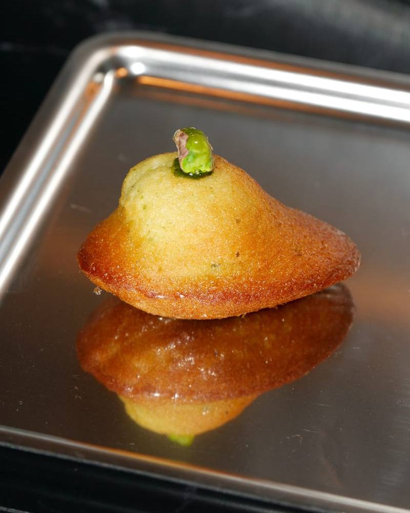 Madeleine à la pistache surmontée d’une pistache