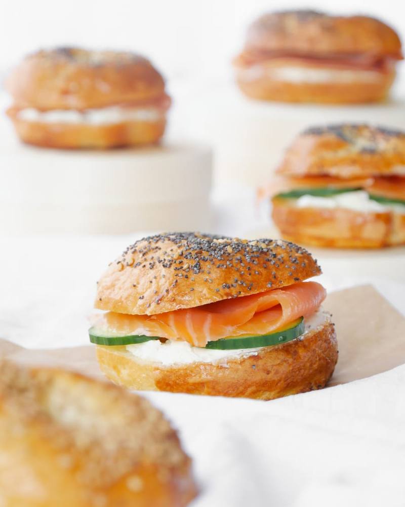 Mini bagel au saumon fumé, concombre et fromage frais