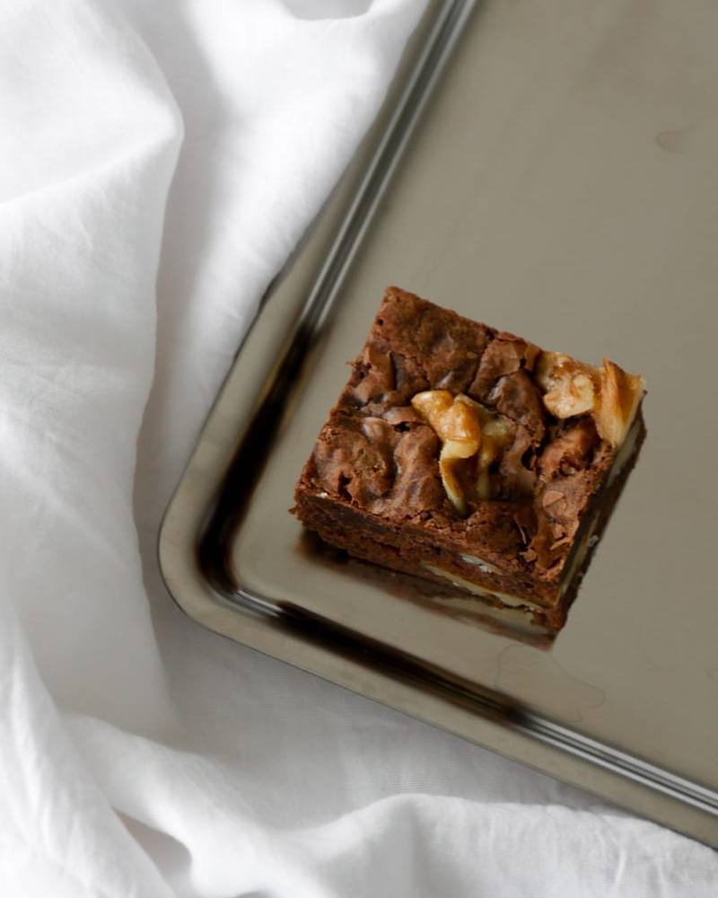 Brownie aux noix sur un plateau en inox