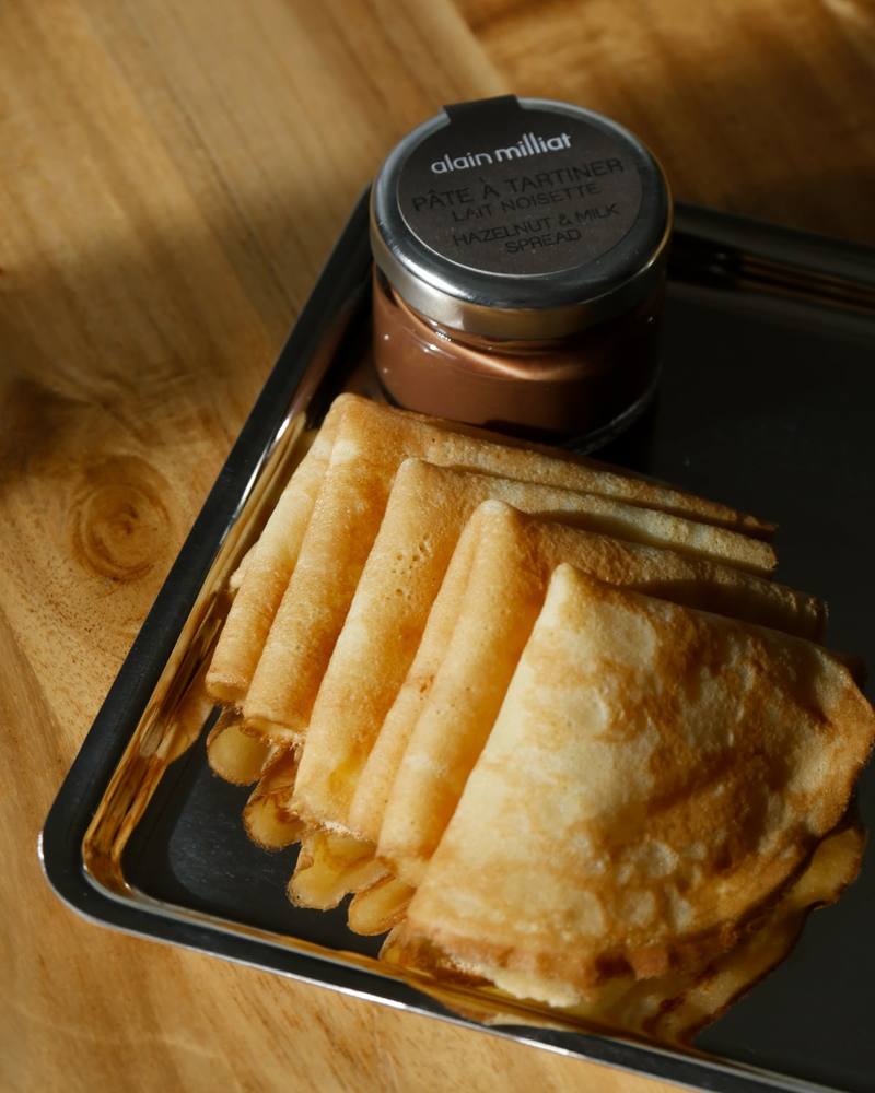 Mini crêpes pliées sur un plateau