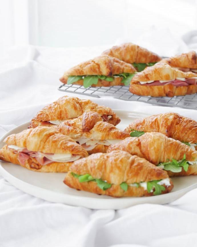 Mini croissants salés garnis de jambon et roquette