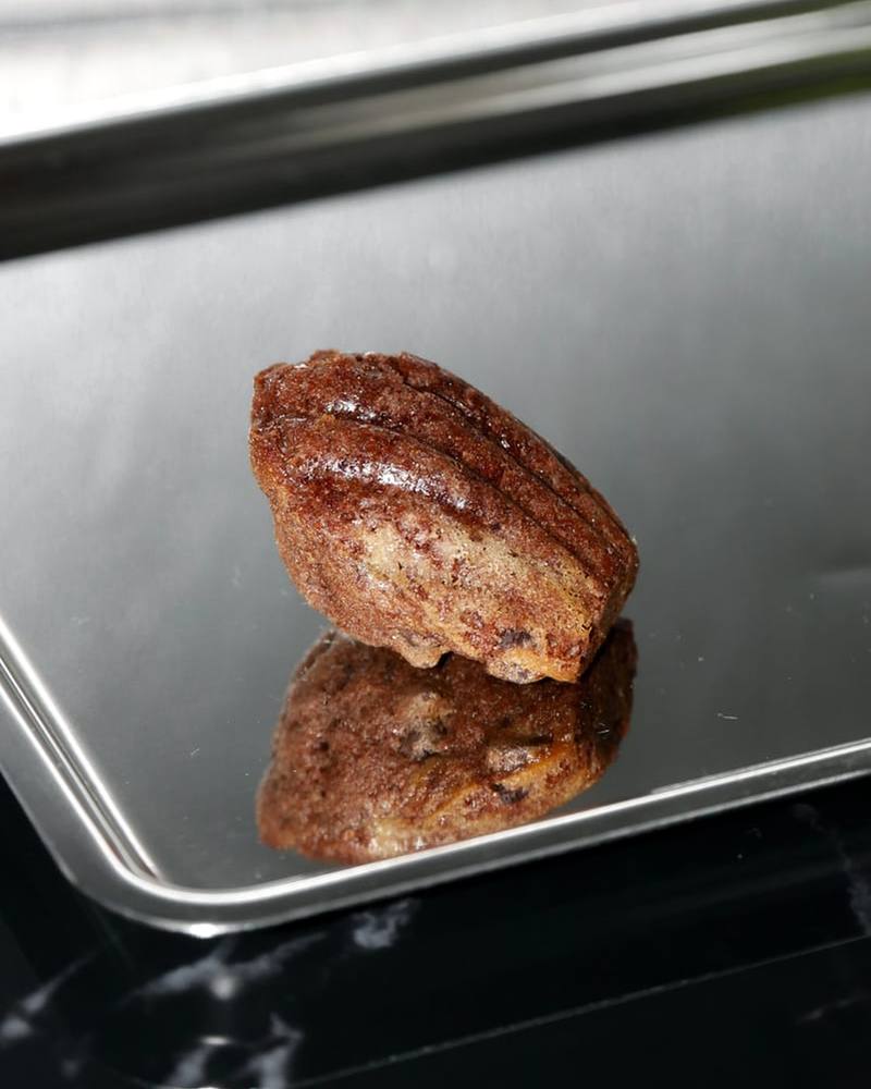 Madeleine tout chocolat sur un plateau en inox