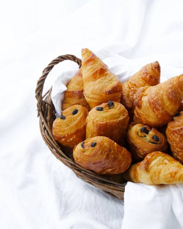 Panier de mini croissants et pains au chocolat