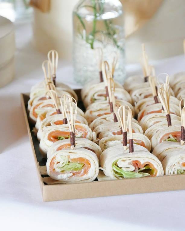 Mini wraps roulés présentés dans une boîte