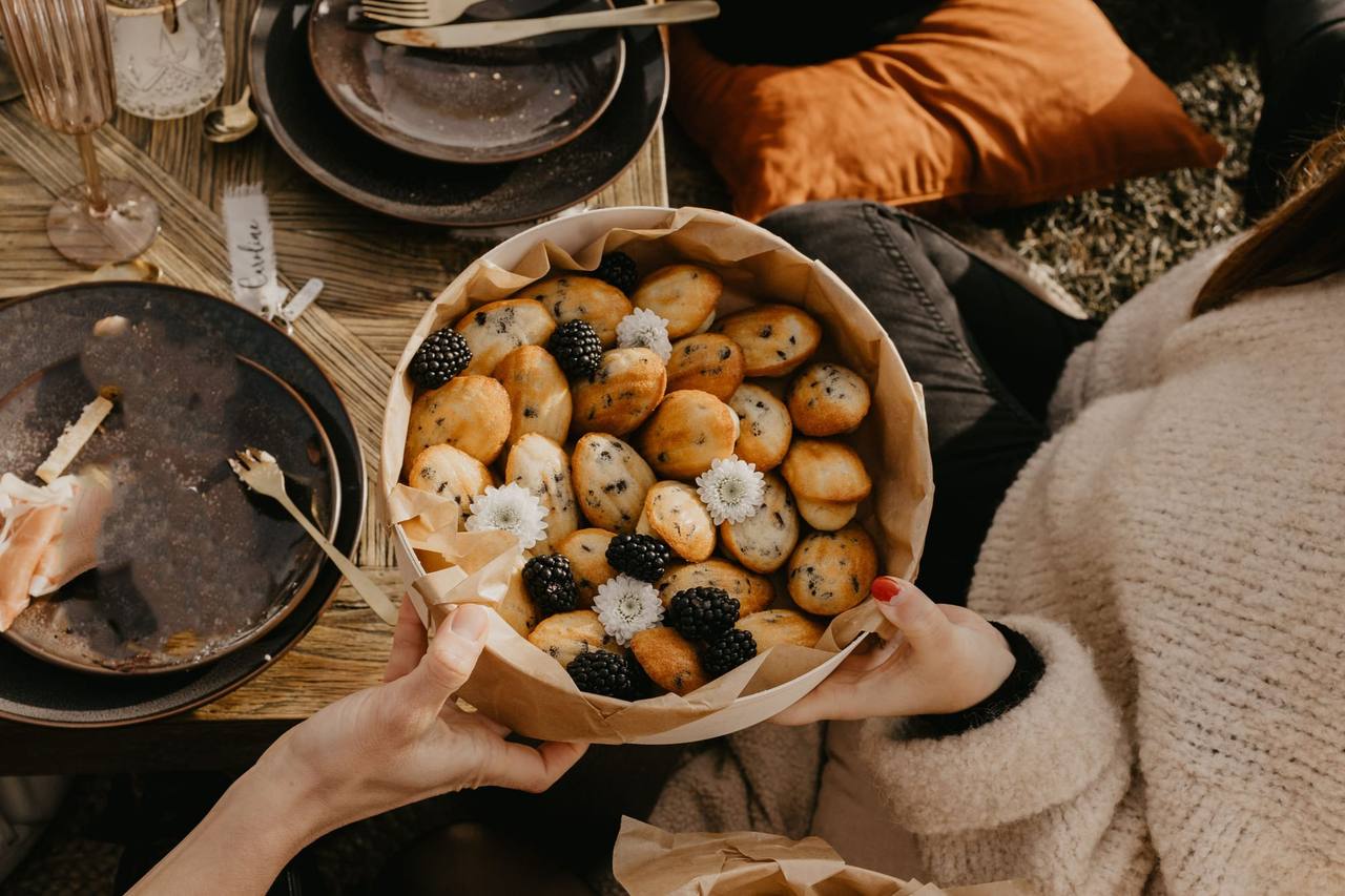 Boîte de madeleines aux pépites de chocolat et mûres, décorée de fleurs séchées