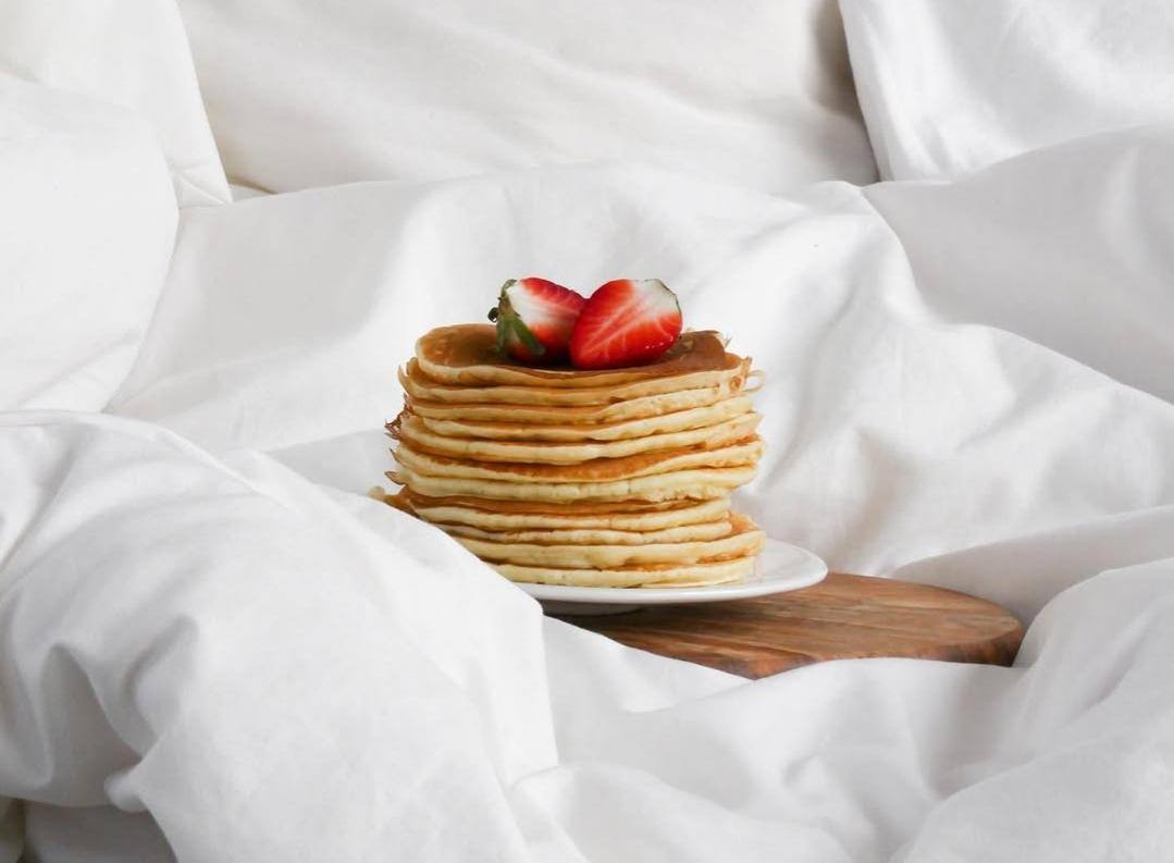 Pancakes aux fruits et au miel dans un bol