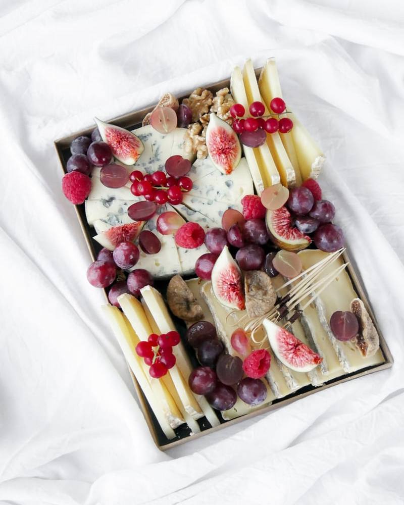Plateau de fromages affinés, figues et raisins