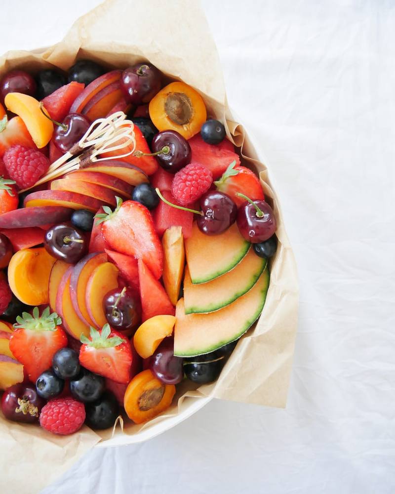 Plateau de fruits frais : fraises, cerises, melon, pêches